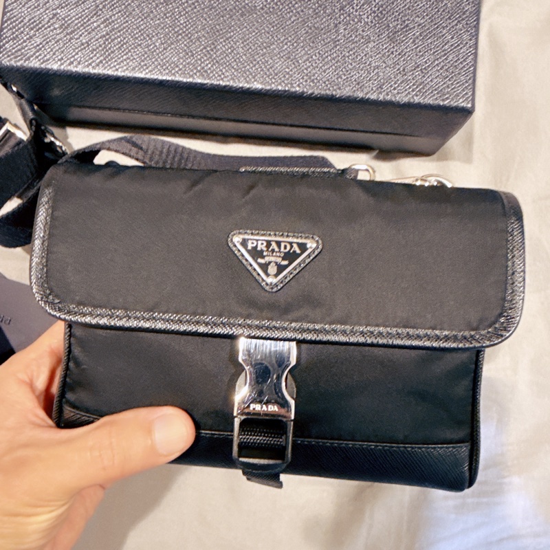 Prada 經典 Saffiano 皮革尼龍包 斜挎包 手機包（近新）-1