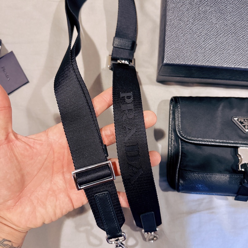 Prada 經典 Saffiano 皮革尼龍包 斜挎包 手機包（近新）-9