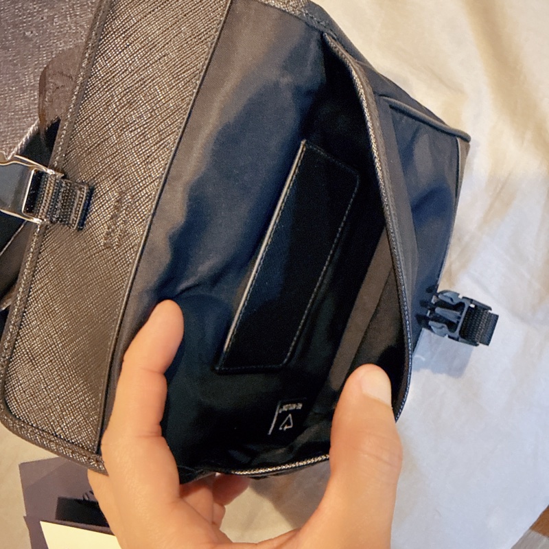 Prada 經典 Saffiano 皮革尼龍包 斜挎包 手機包（近新）-18