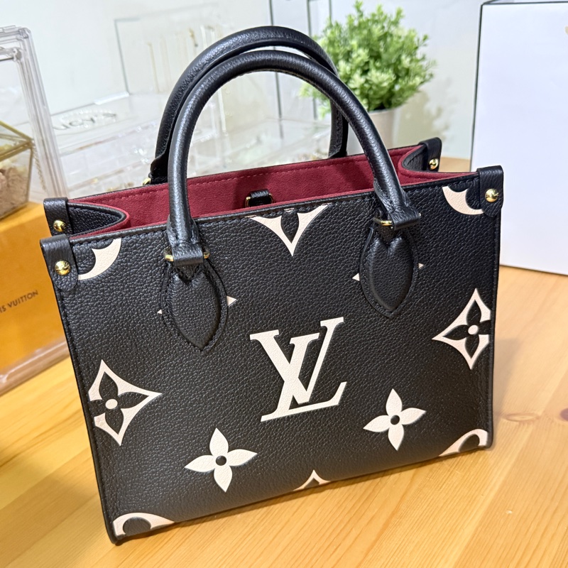 99新🎖️私物甜售🖤LV on the go黑色牛皮 小號斜背托特-32