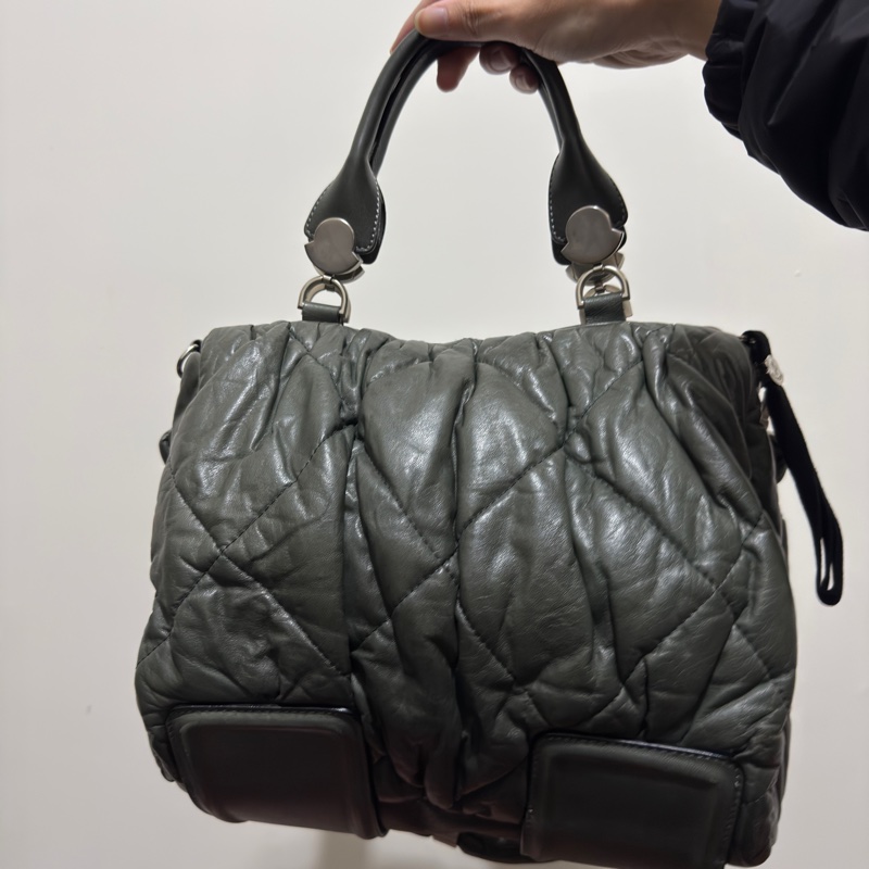 MONCLER Trunk 經典菱格紋 澎澎皮革手提/肩背包（鉛灰色）-11
