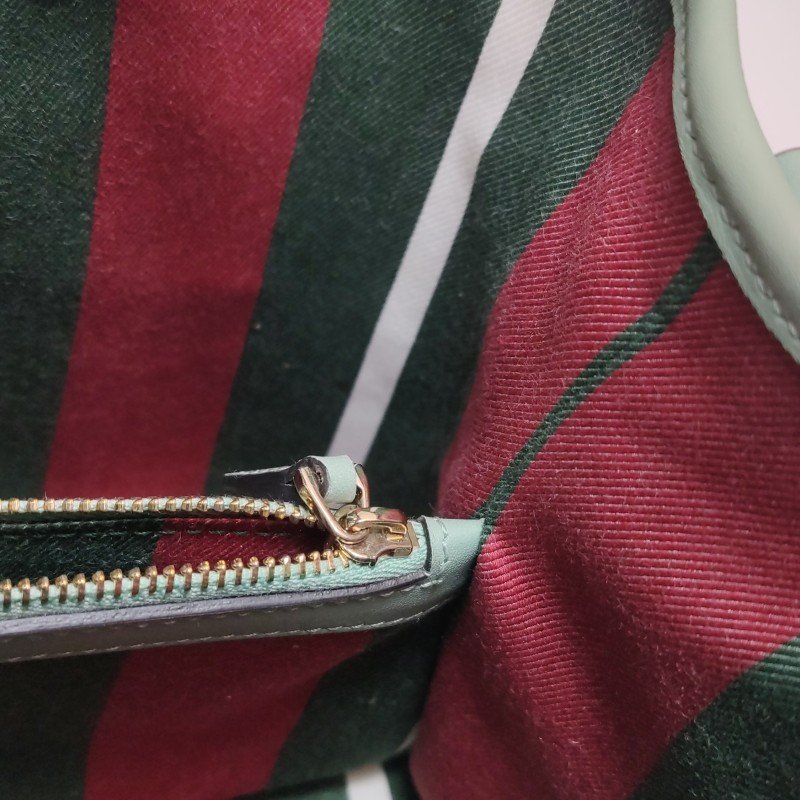 Gucci GG Emblem牛皮雙G老花肩包-12