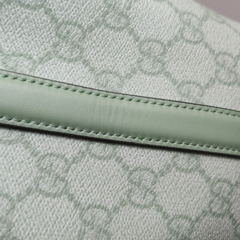 Gucci GG Emblem牛皮雙G老花肩包-18