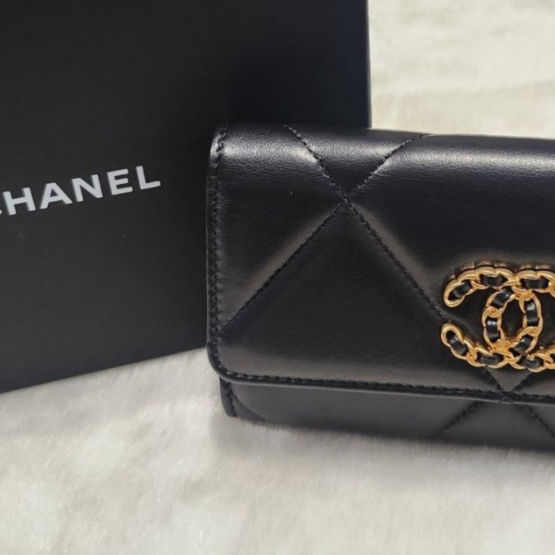 禮物～ 全新現貨Chanel香奈兒黑金中夾皮穿鍊雙C logo/ 皮夾-0