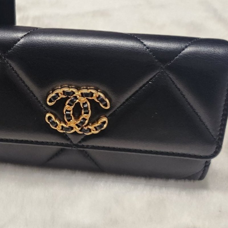 禮物～ 全新現貨Chanel香奈兒黑金中夾皮穿鍊雙C logo/ 皮夾-1