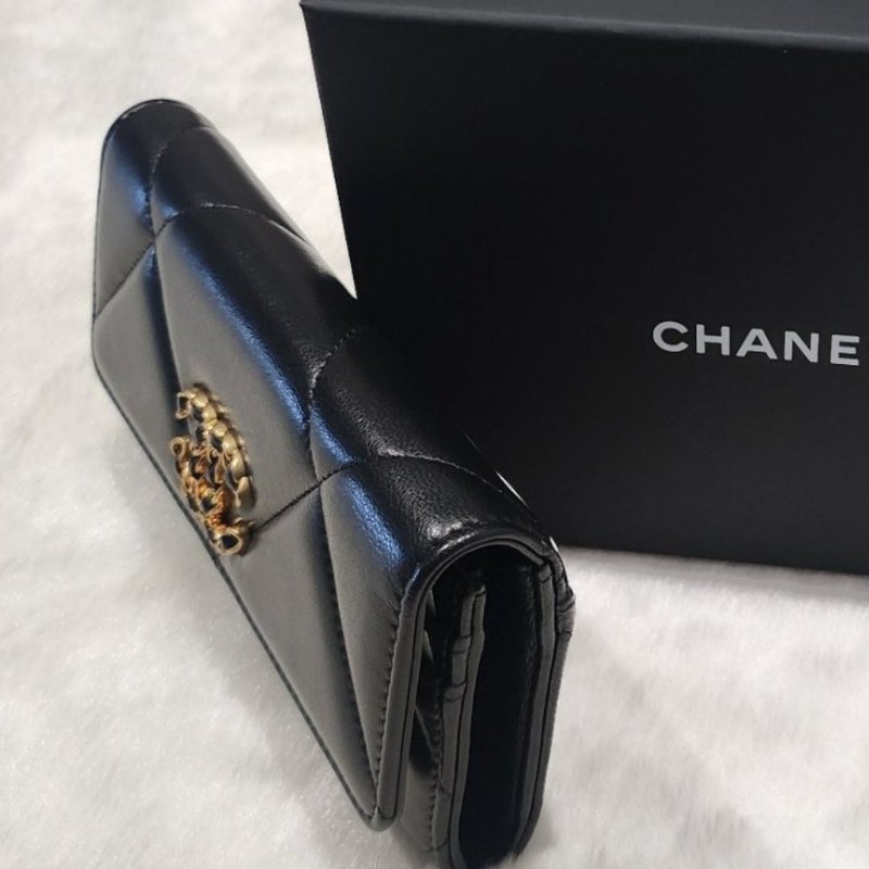 禮物～ 全新現貨Chanel香奈兒黑金中夾皮穿鍊雙C logo/ 皮夾-2