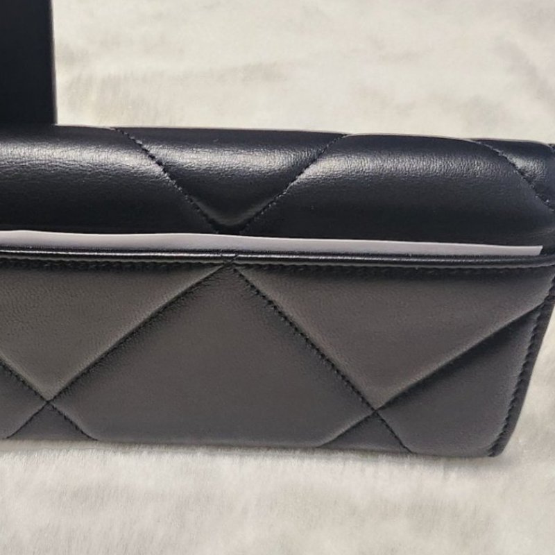 禮物～ 全新現貨Chanel香奈兒黑金中夾皮穿鍊雙C logo/ 皮夾-6