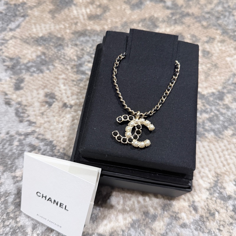 全網最低價❤️ CHANEL經典珍珠黑鑽鑽拼接雙C皮穿鍊項鍊 兩段式調長度-1