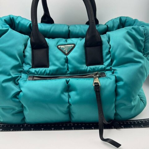 Prada 羽絨托特包