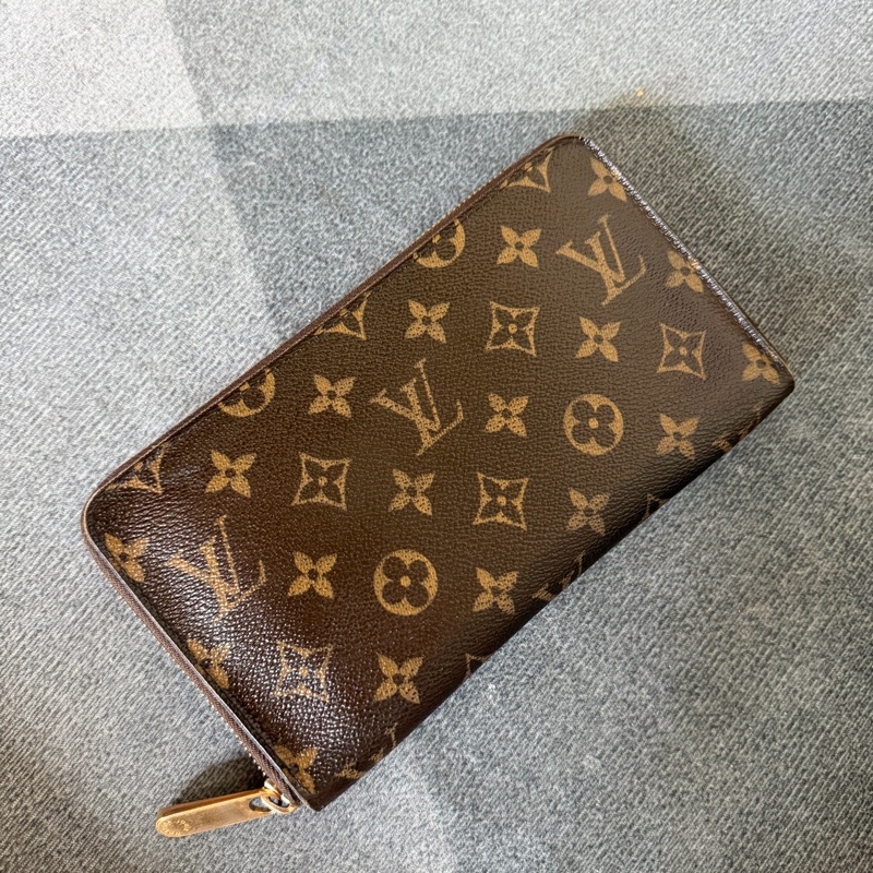 Lv經典老花拉鍊護照長夾 (M60002)停產-1