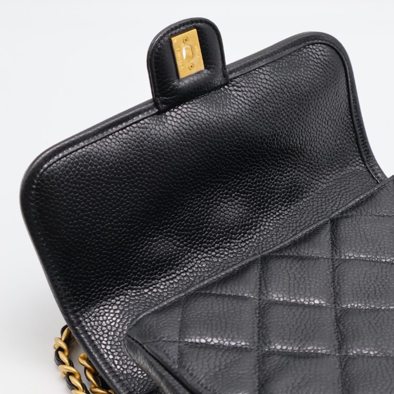 CHANEL 25A粒面牛皮後背包 - 黑金-8