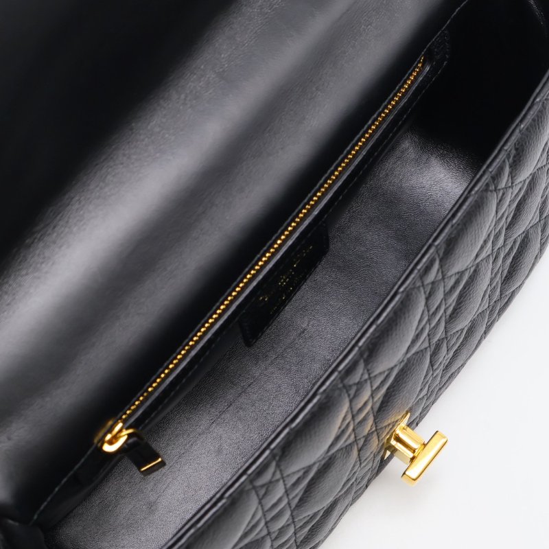 DIOR Caro藤格紋斜背包 - 中號黑金-7