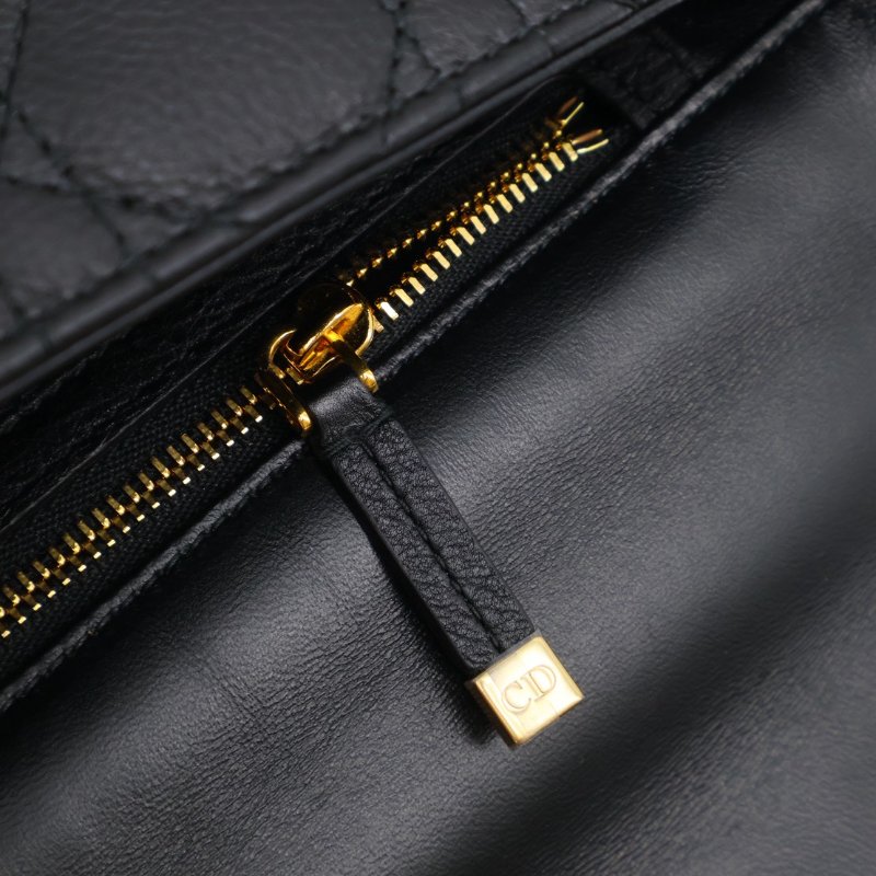 DIOR Caro藤格紋斜背包 - 中號黑金-9