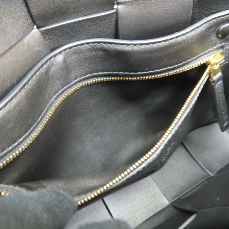 黑色 編織漆皮 Cassette 肩背包【BOTTEGA VENETA BV 寶緹嘉】 739351-5