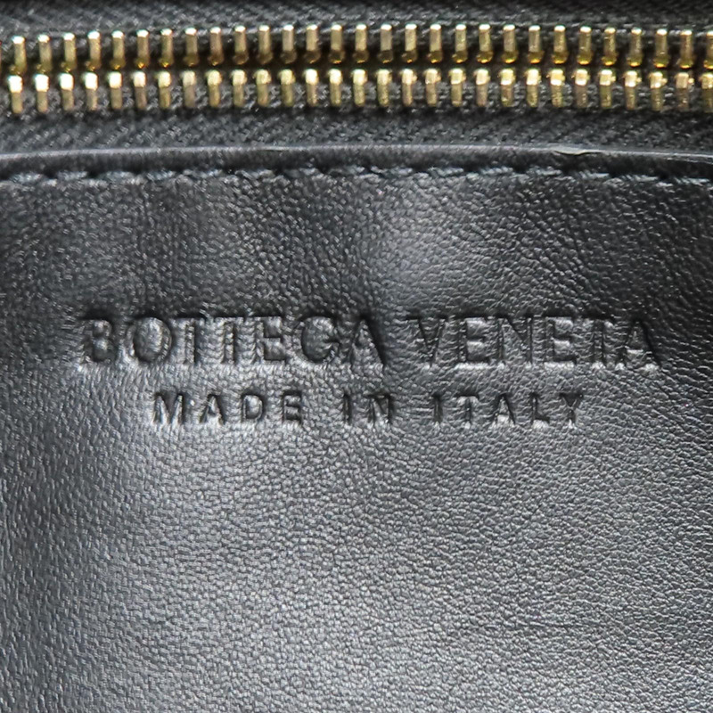 黑色 編織漆皮 Cassette 肩背包【BOTTEGA VENETA BV 寶緹嘉】 739351-6