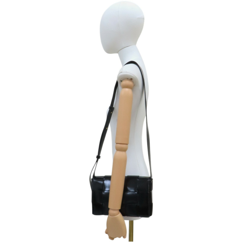 黑色 編織漆皮 Cassette 肩背包【BOTTEGA VENETA BV 寶緹嘉】 739351-9