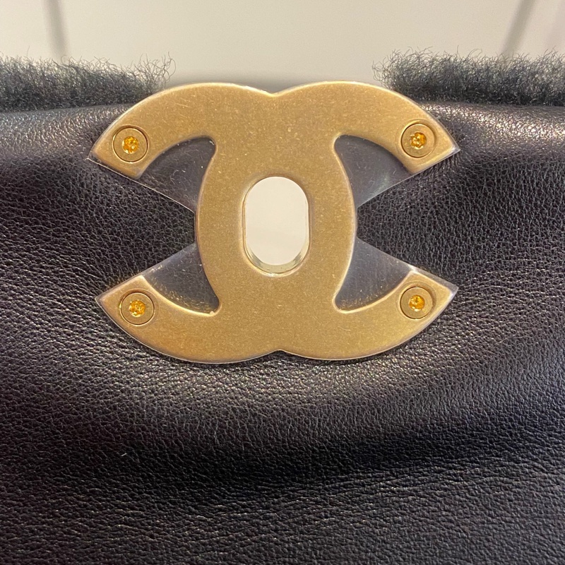 香奈兒/Chanel 秀款翻蓋包 cf mini尺寸黑色 羊羔毛菱格紋 金扣 單肩腋下包 有卡編碼30開頭 閒置新品 底長20-7