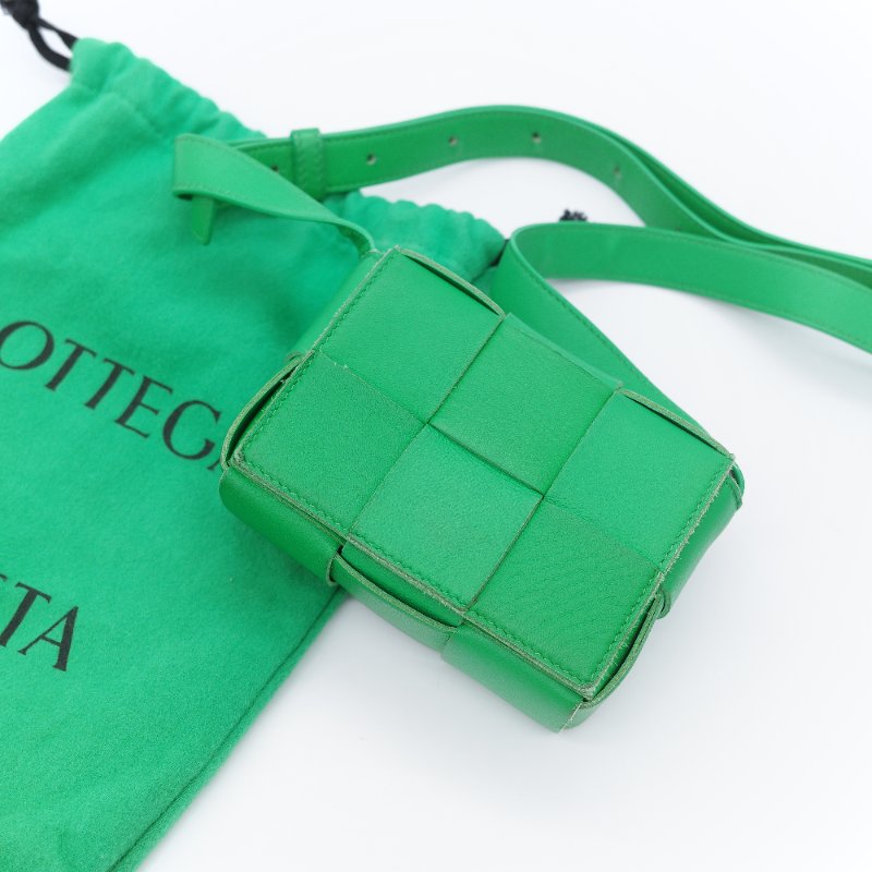 Bottega Veneta 寶緹嘉 Candy Cassette 鸚鵡綠 經典編織羊皮迷你斜背小方包-1