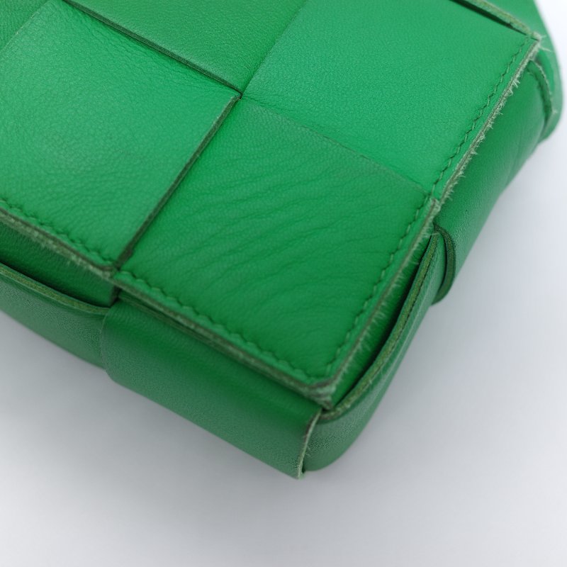 Bottega Veneta 寶緹嘉 Candy Cassette 鸚鵡綠 經典編織羊皮迷你斜背小方包-2