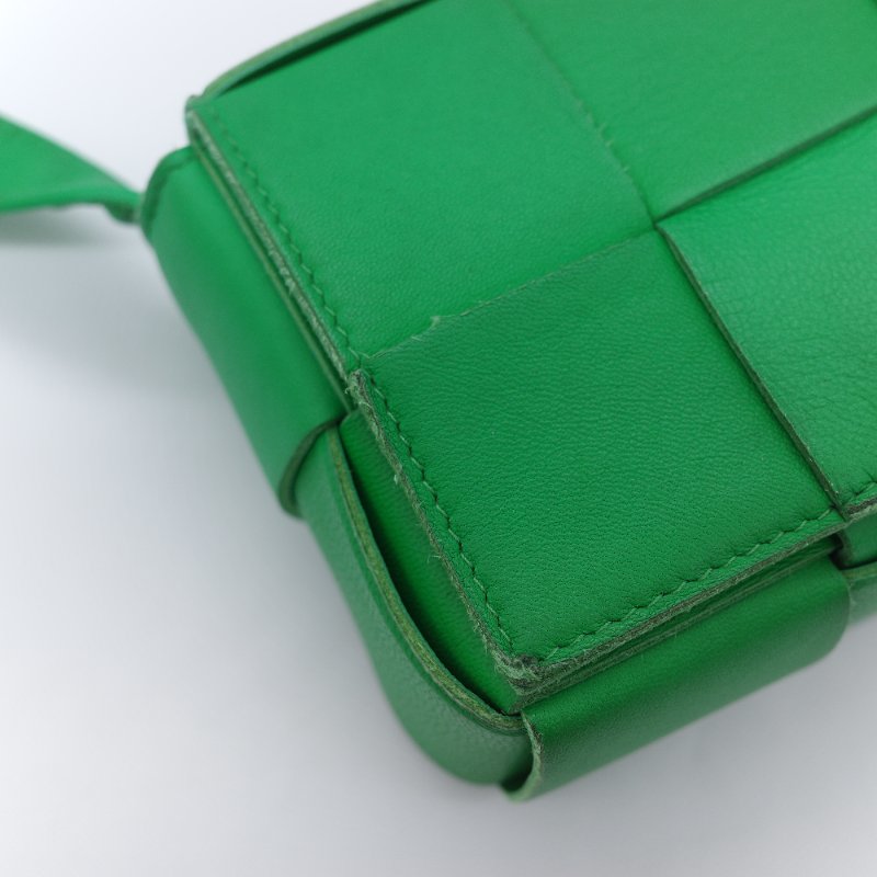 Bottega Veneta 寶緹嘉 Candy Cassette 鸚鵡綠 經典編織羊皮迷你斜背小方包-4