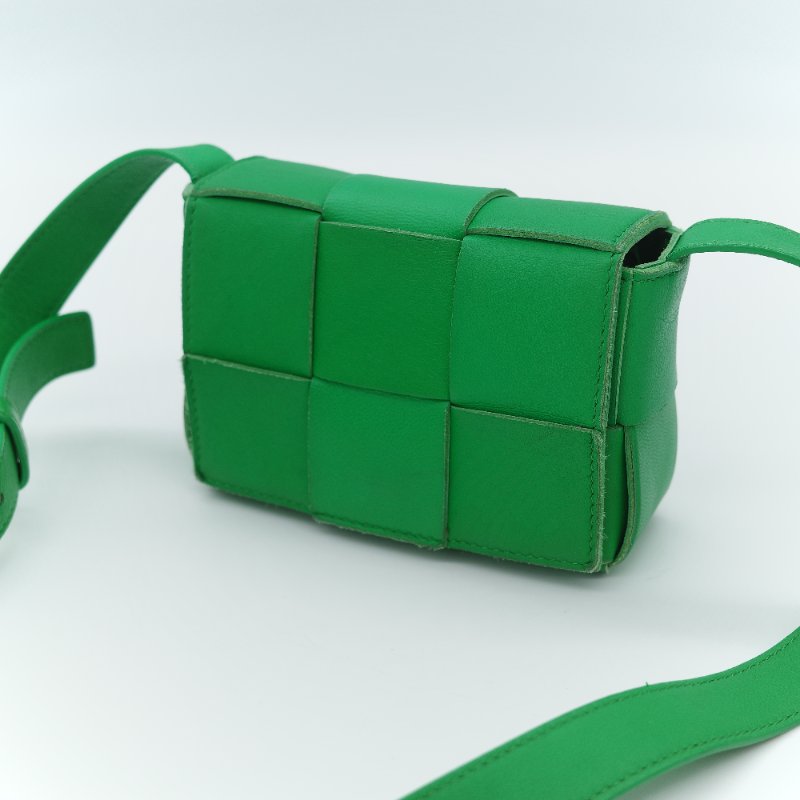 Bottega Veneta 寶緹嘉 Candy Cassette 鸚鵡綠 經典編織羊皮迷你斜背小方包-7