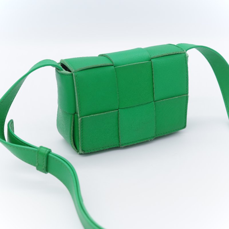 Bottega Veneta 寶緹嘉 Candy Cassette 鸚鵡綠 經典編織羊皮迷你斜背小方包-8