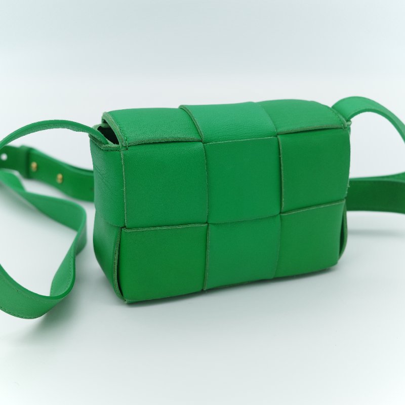 Bottega Veneta 寶緹嘉 Candy Cassette 鸚鵡綠 經典編織羊皮迷你斜背小方包-9