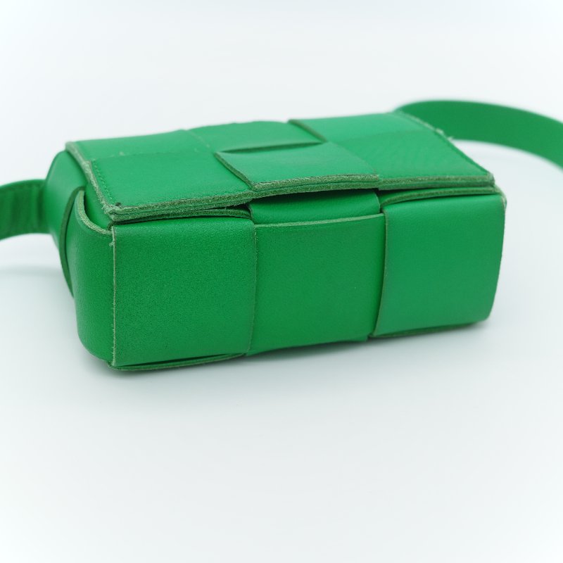 Bottega Veneta 寶緹嘉 Candy Cassette 鸚鵡綠 經典編織羊皮迷你斜背小方包-10