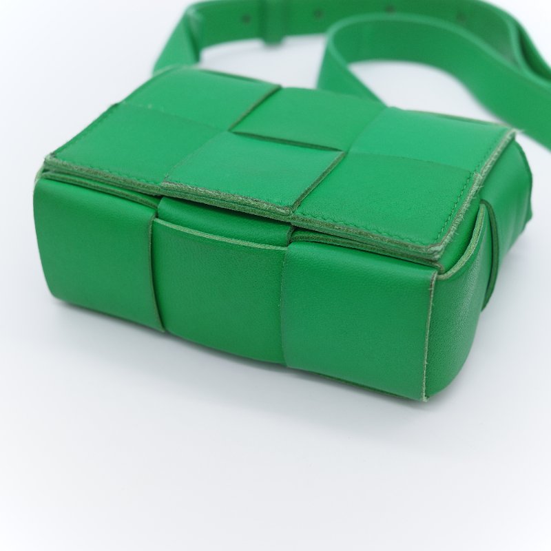 Bottega Veneta 寶緹嘉 Candy Cassette 鸚鵡綠 經典編織羊皮迷你斜背小方包-11