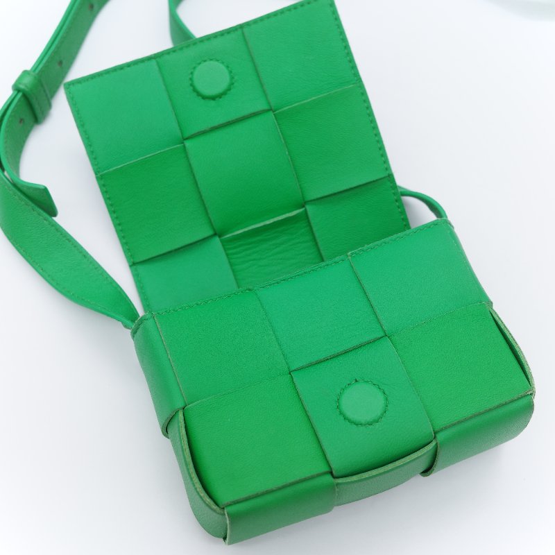 Bottega Veneta 寶緹嘉 Candy Cassette 鸚鵡綠 經典編織羊皮迷你斜背小方包-12