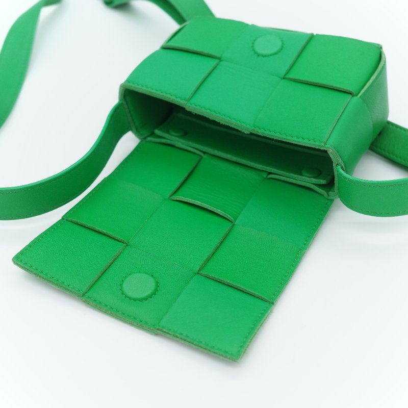 Bottega Veneta 寶緹嘉 Candy Cassette 鸚鵡綠 經典編織羊皮迷你斜背小方包-13