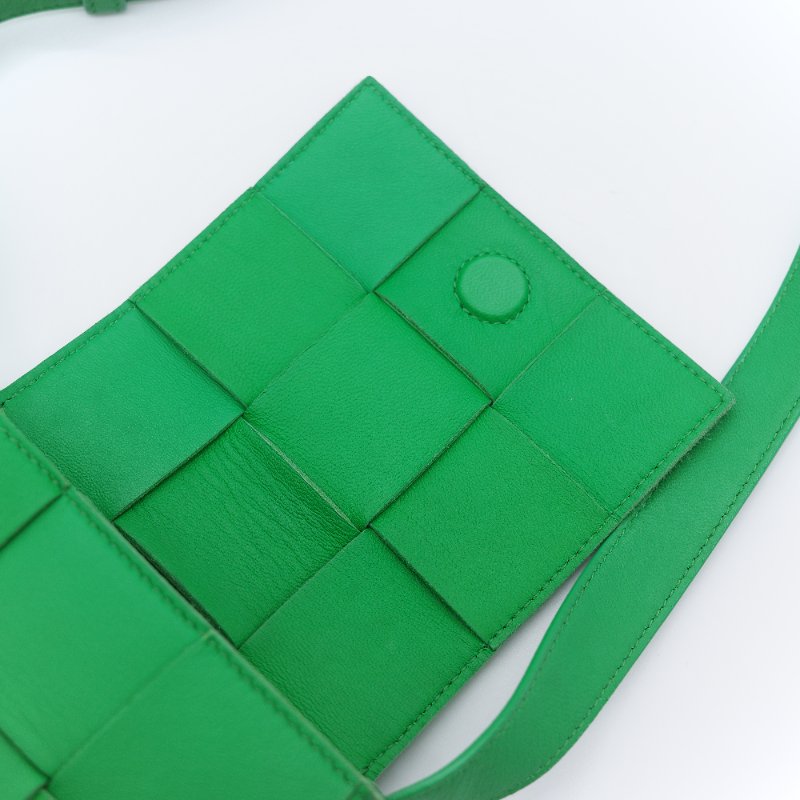 Bottega Veneta 寶緹嘉 Candy Cassette 鸚鵡綠 經典編織羊皮迷你斜背小方包-14