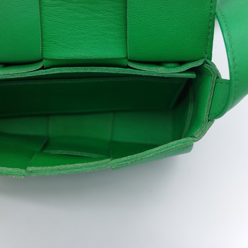 Bottega Veneta 寶緹嘉 Candy Cassette 鸚鵡綠 經典編織羊皮迷你斜背小方包-15