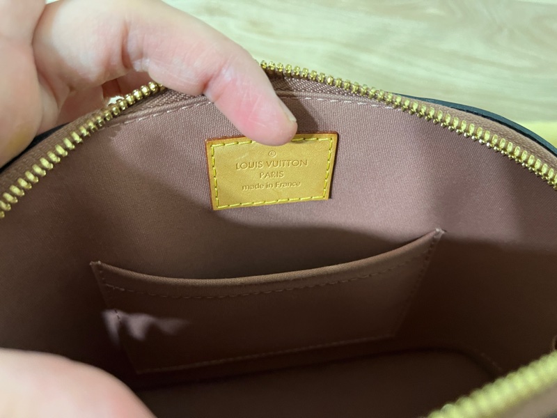 近新LV Alma奶茶色包包-8