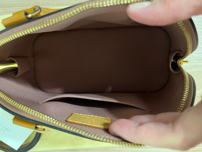 近新LV Alma奶茶色包包-9