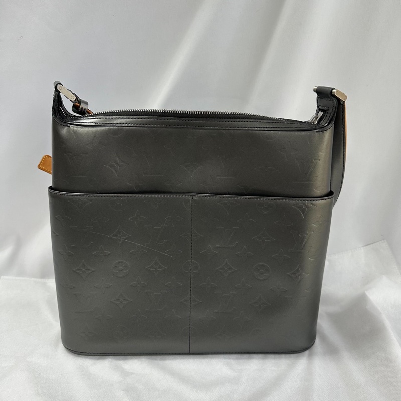 LV經典花樣壓紋硬挺上班包-6