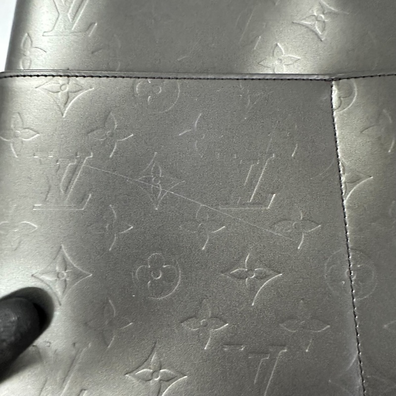 LV經典花樣壓紋硬挺上班包-12