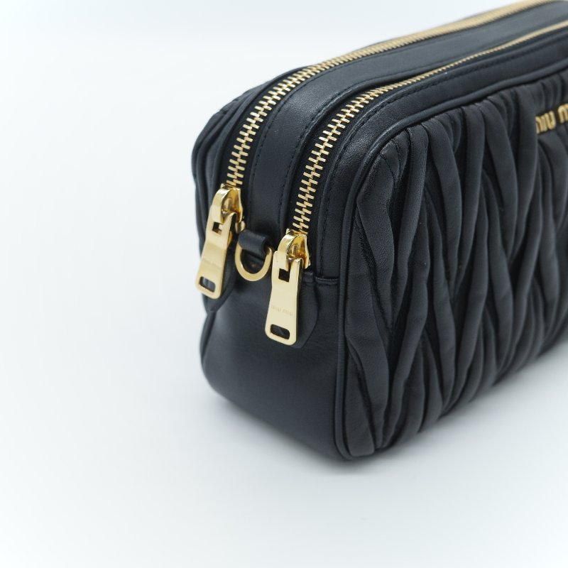 Miu Miu 繆繆 Matelassé 黑色羊皮 雙拉鍊斜背包 相機包 斜挎包-5