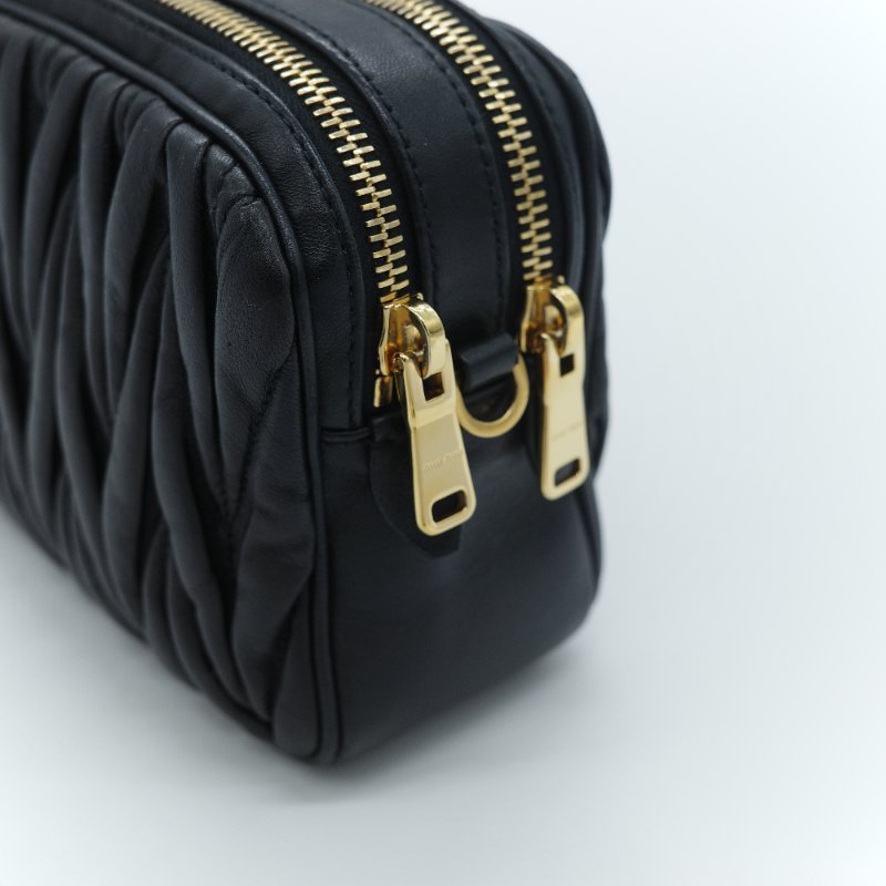 Miu Miu 繆繆 Matelassé 黑色羊皮 雙拉鍊斜背包 相機包 斜挎包-14