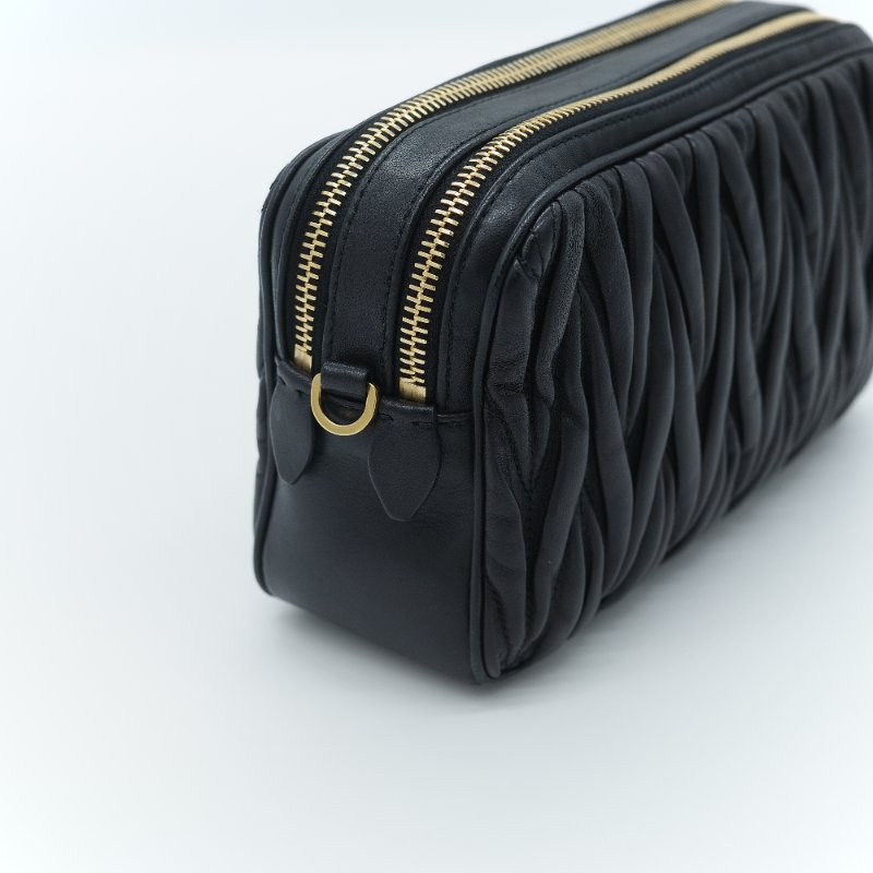 Miu Miu 繆繆 Matelassé 黑色羊皮 雙拉鍊斜背包 相機包 斜挎包-15