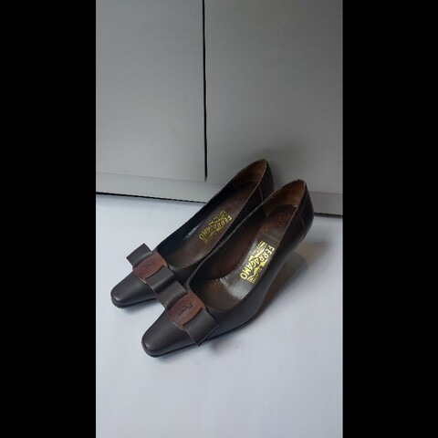 Ferragamo 木頭釦深咖皮革高跟鞋