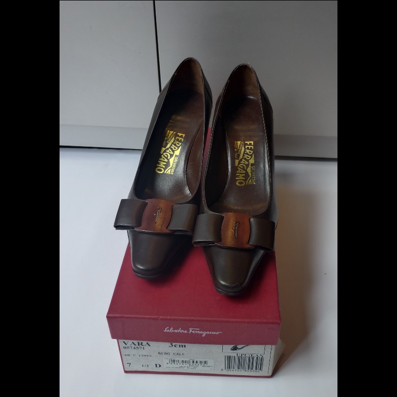 Ferragamo 木頭釦深咖皮革高跟鞋-1