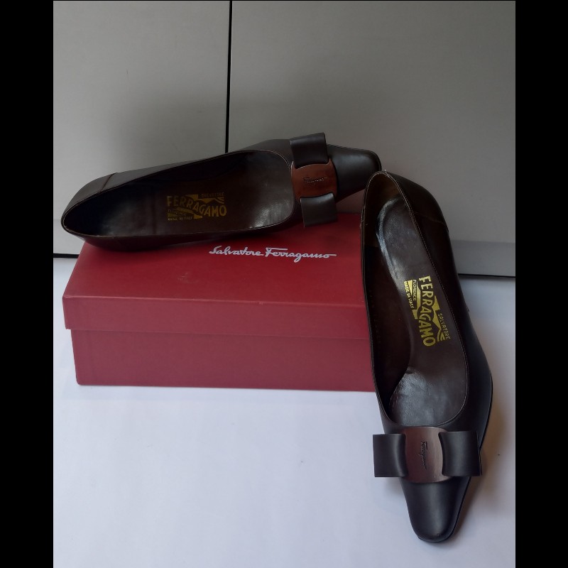 Ferragamo 木頭釦深咖皮革高跟鞋-2