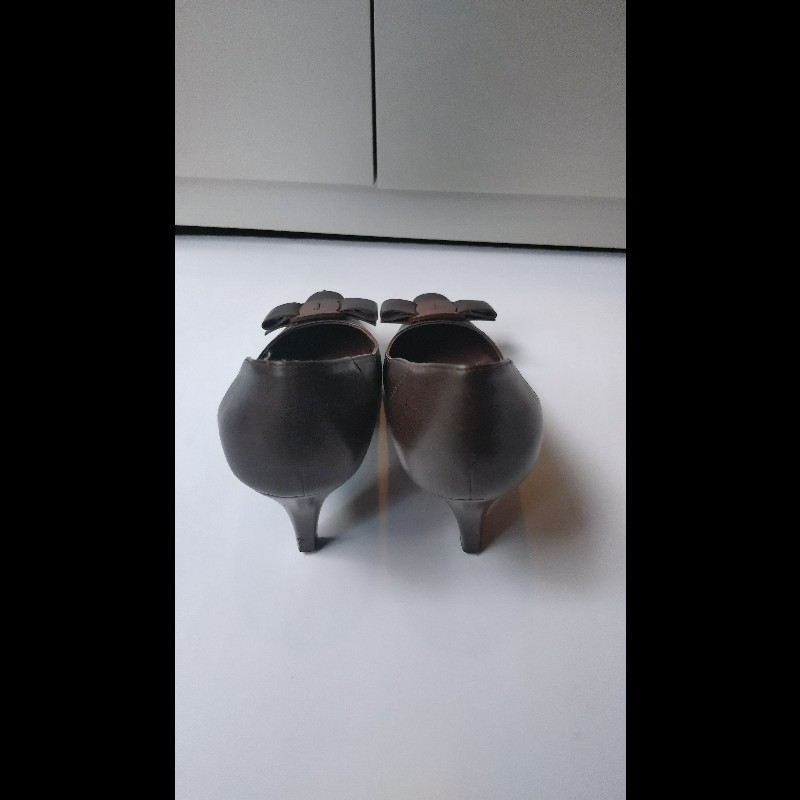 Ferragamo 木頭釦深咖皮革高跟鞋-3