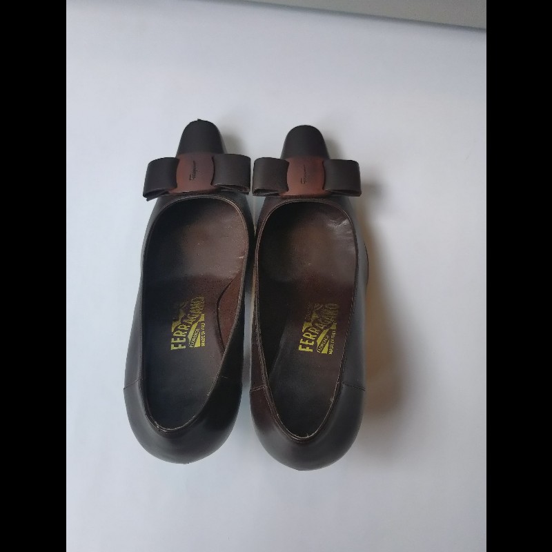 Ferragamo 木頭釦深咖皮革高跟鞋-5