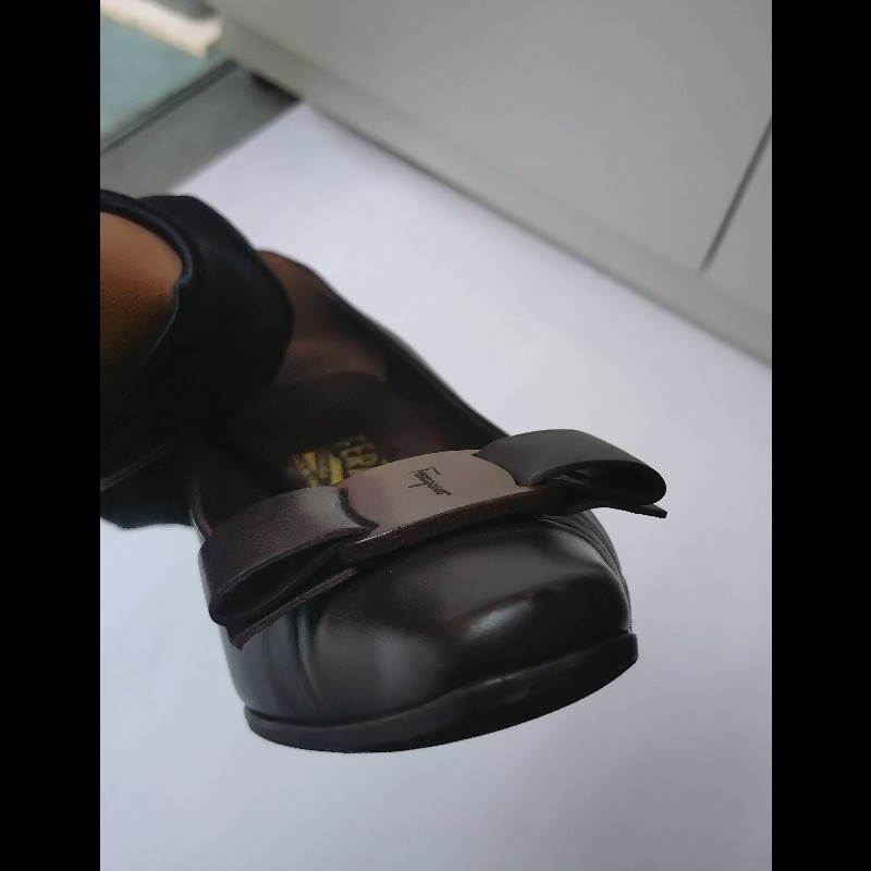 Ferragamo 木頭釦深咖皮革高跟鞋-6