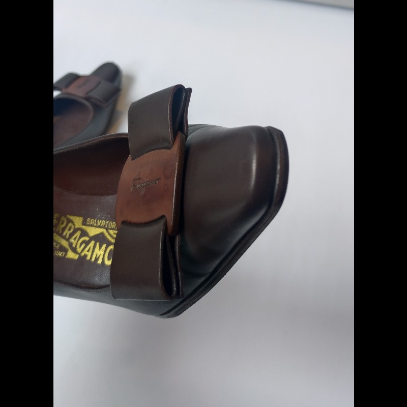 Ferragamo 木頭釦深咖皮革高跟鞋-9