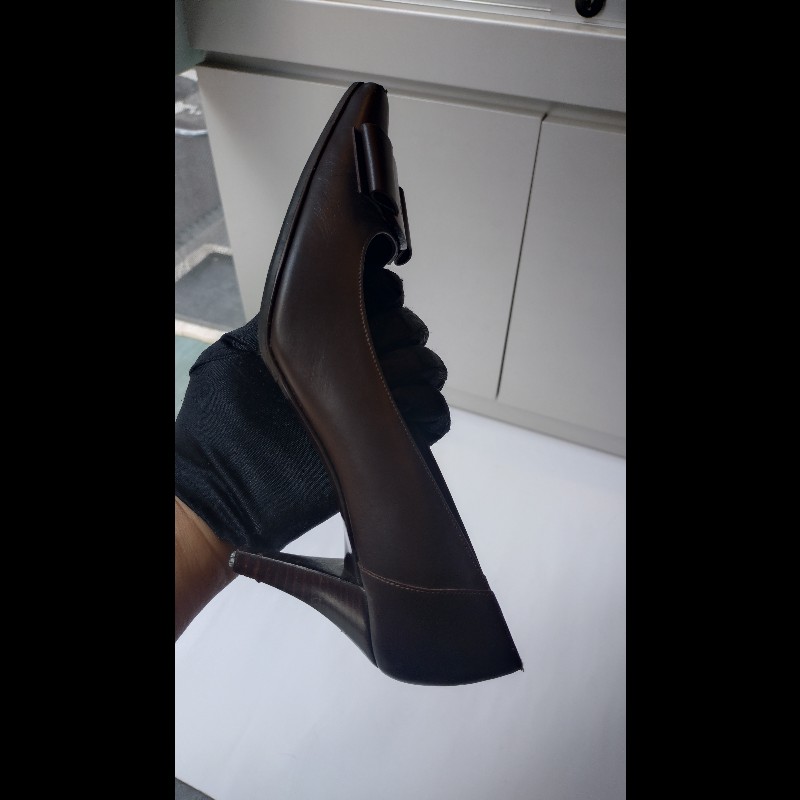 Ferragamo 木頭釦深咖皮革高跟鞋-10