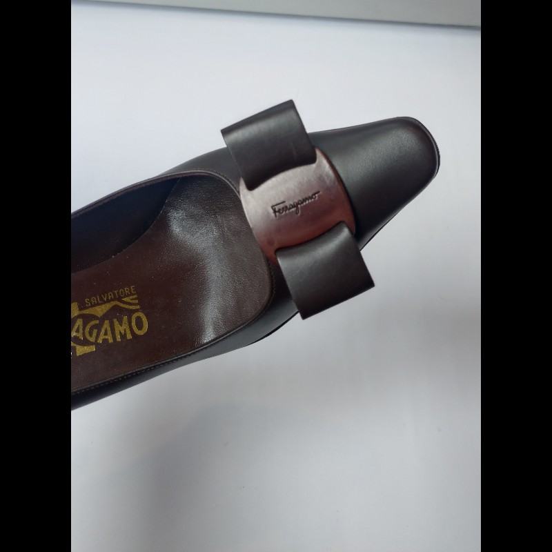 Ferragamo 木頭釦深咖皮革高跟鞋-11