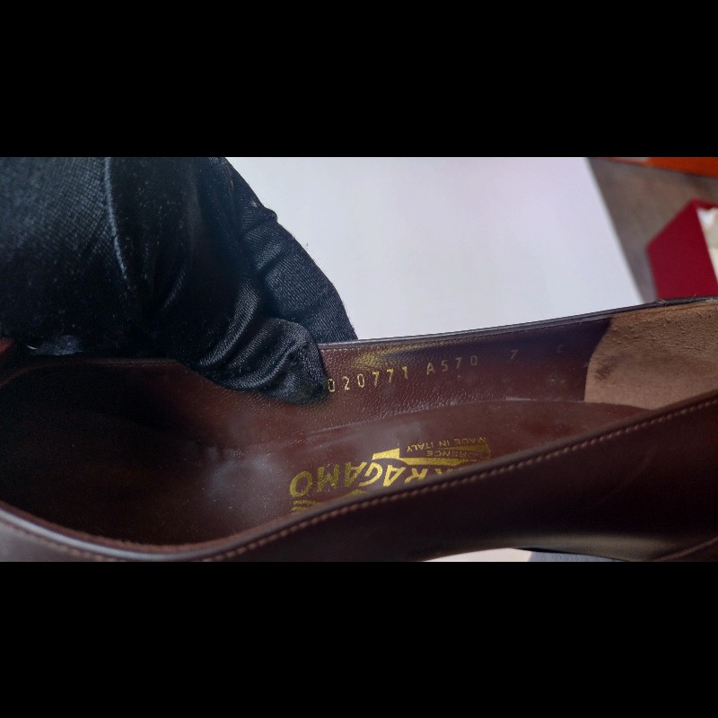 Ferragamo 木頭釦深咖皮革高跟鞋-13